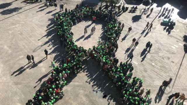 La AECC sale a la calle en Pontevedra por el Día Mundial Contra el Cáncer.