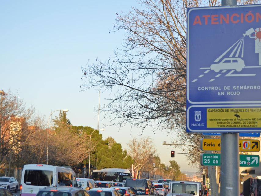 Cartel que advierte del semáforo con control 'foto-rojo' en la calle Alcalá con Romualdo.