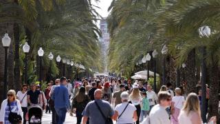 La Explanada de España en Alicante llena de gente, en imagen de archivo.