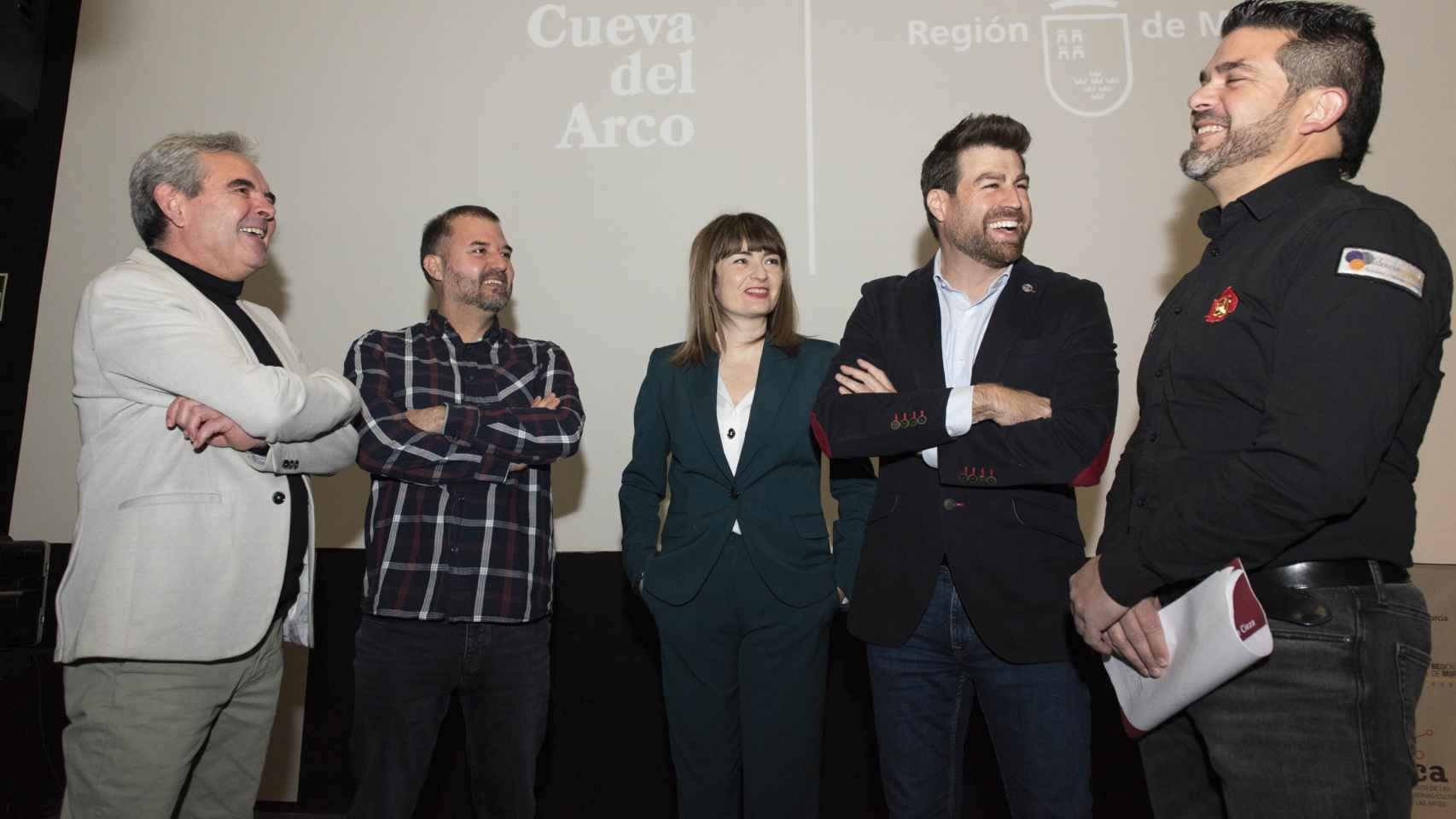 La vicerrectora de Estudios de la Universidad de Murcia, Sonia Madrid, y el profesor Ignacio Martín Lerma (2d), junto al resto de investigadores que han participado en el hallazgo de la cavidad 'D'.