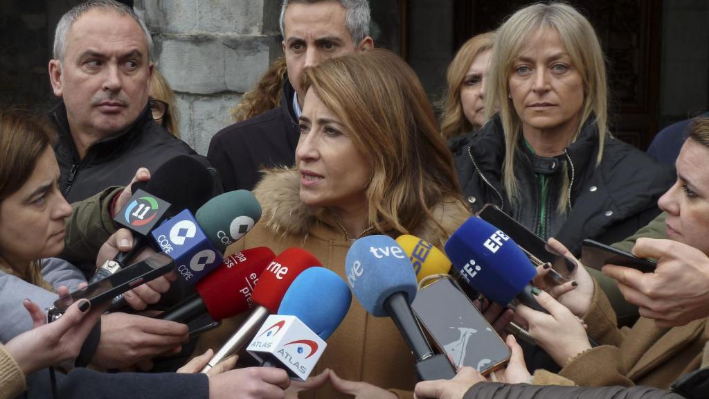 La ministra de Transportes, Raquel Sánchez, pide perdón en la Plaza del Ayuntamiento de Castro Urdiales por el error en el diseño de fabricación de los trenes.