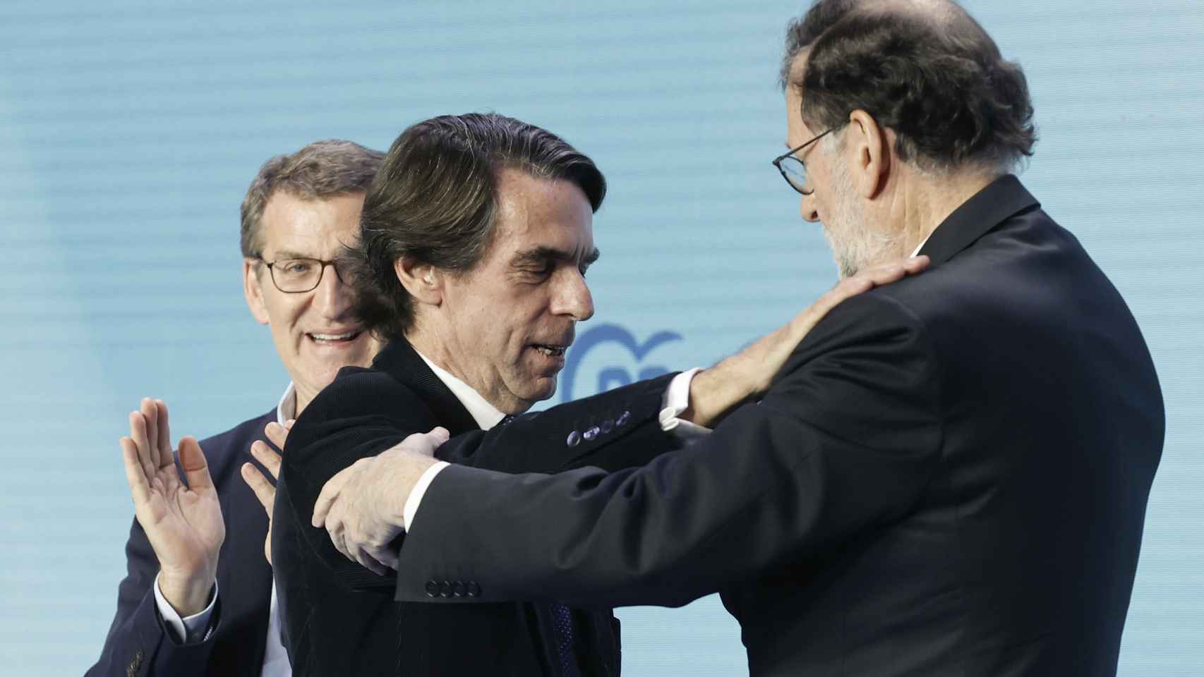 Aznar y Rajoy se saludan ante Feijóo.