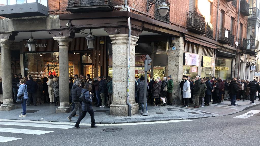 La cola de entrada al acceso del acto de Yolanda Díaz en Valladolid, este sábado.