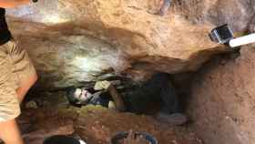 El arqueólogo y profesor de Prehistoria de la Universidad de Murcia, Ignacio Martín Lerma, en septiembre, accediendo a la cavidad 'D' de la Cueva del Arco, en la localidad murciana de Cieza.