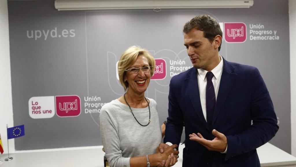 La exlíder de UPyD, Rosa Díez, junto con el expresidente de Ciudadanos, Albert Rivera, durante un encuentro en 2014.