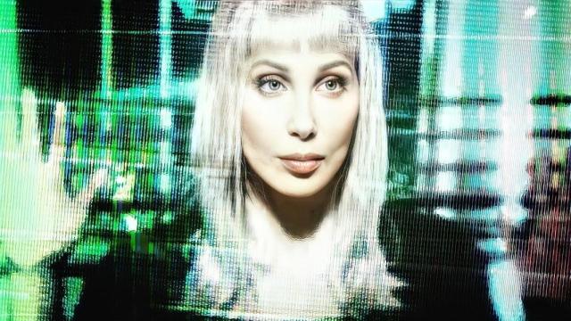 Cher en el videoclip de la canción ‘Strong enough’.