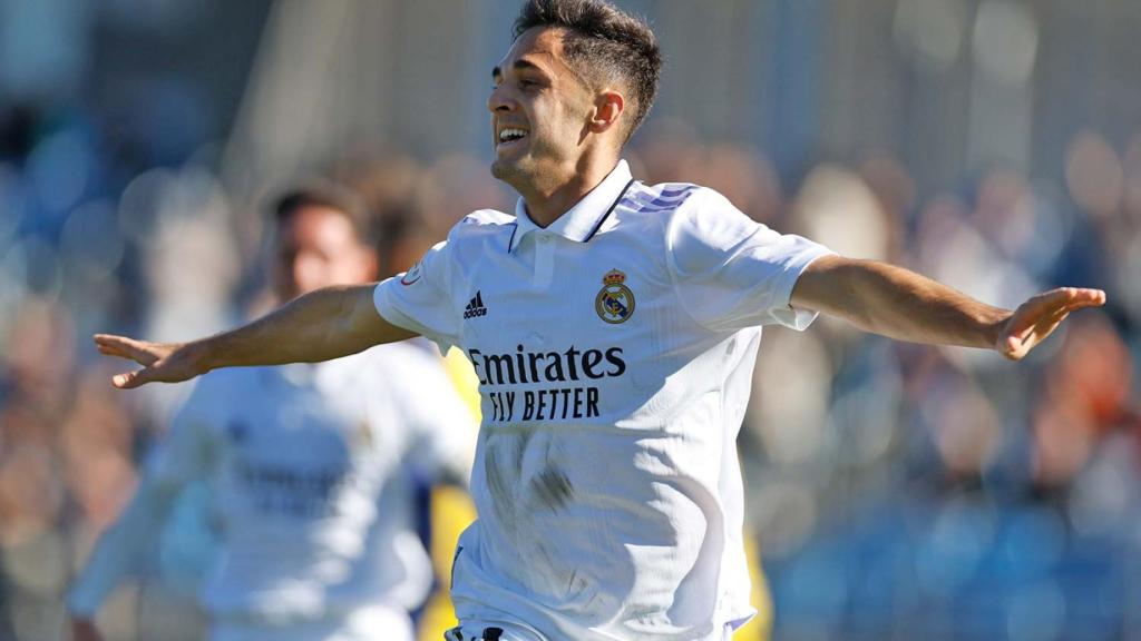 Álvaro Martín celebra su gol ante el Alcorcón.