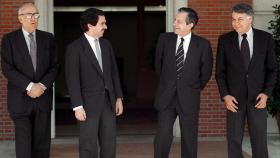 Los expresidentes Leopoldo Calvo-Sotelo, José María Aznar y Adolfo Suárez posan frente al palacio de la Moncloa por el 20 aniversario de las primeras elecciones democráticas, en 1997.