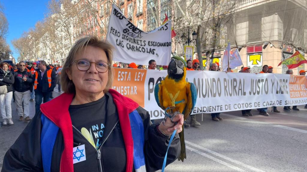 Almudena con uno de sus guacamayos.