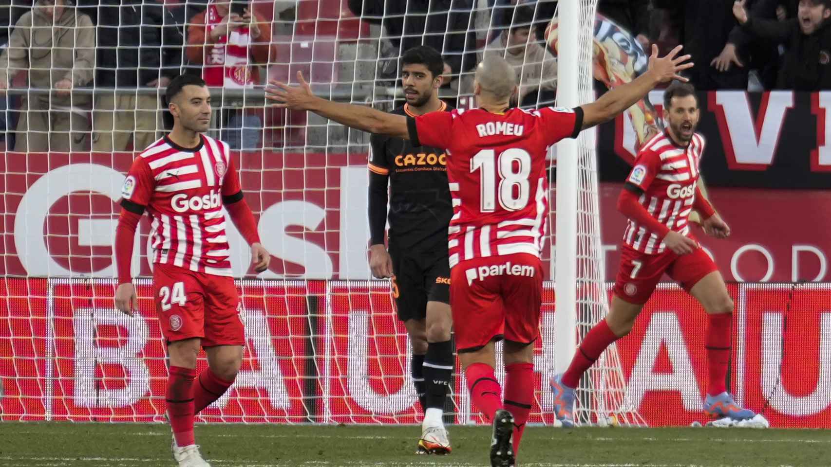 Los jugadores del Girona celebran el gol.
