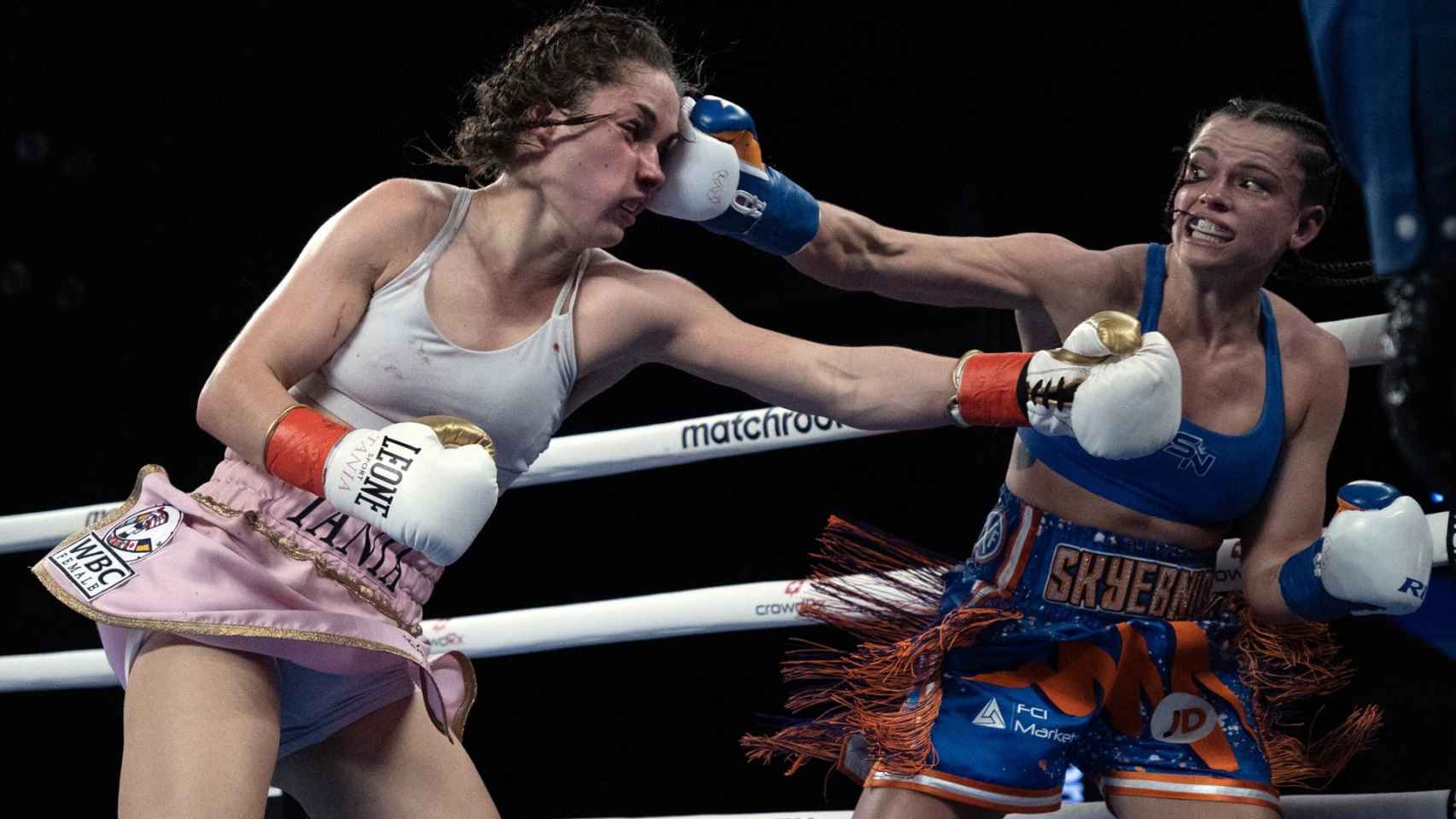 Tania Álvarez, en acción con Skye Nicolson en el combate de boxeo celebrado en el Madison Square Garden