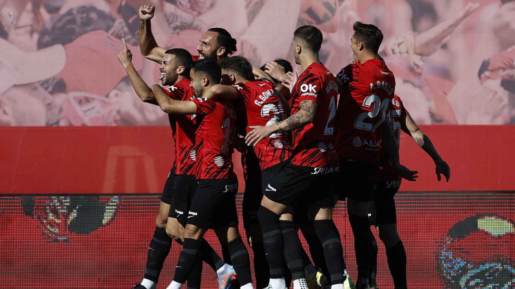 Piña de los jugadores del RCD Mallorca para celebrar el gol de Muriqi