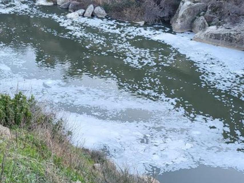 Espumas en las aguas del río Tajo a su paso por Toledo este domingo.