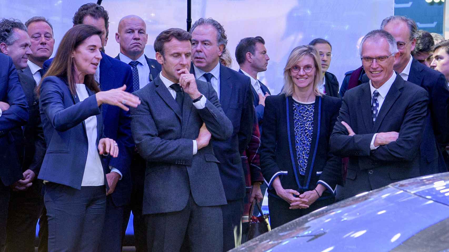 Beatrice Foucher, CEO de DS, junto a Tavares (CEO de Stellantis) y Emmanuel Macron.