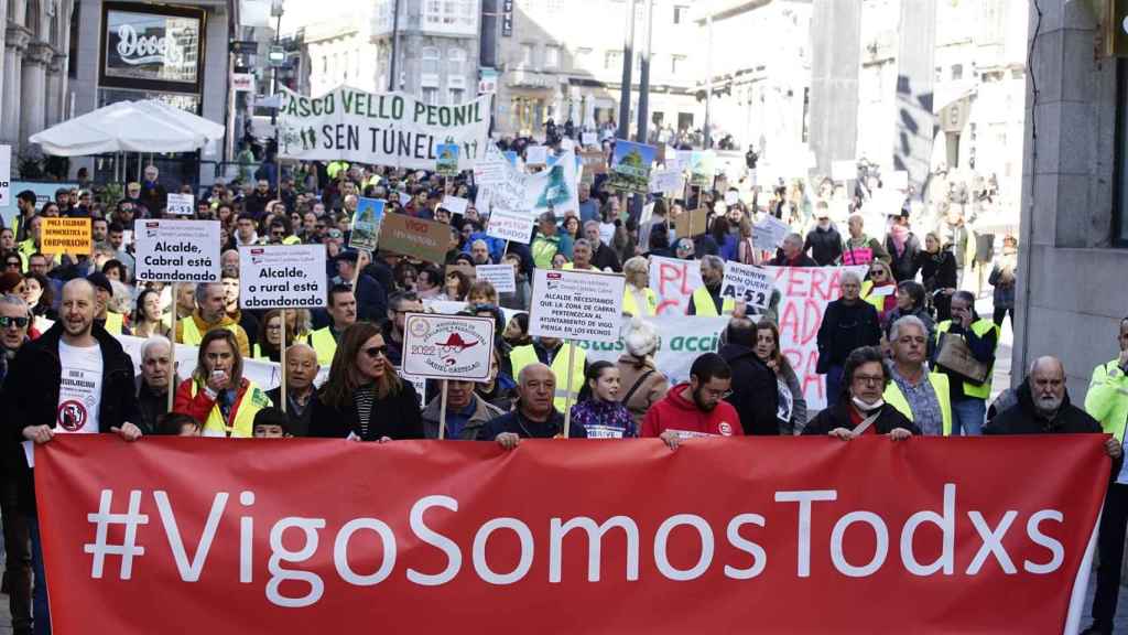 Una quincena de colectivos de asociaciones de Vigo se manifiestan en la Porta do Sol para pedir al ayuntamiento que respete y escuche al tejido asociativo de la ciudad.