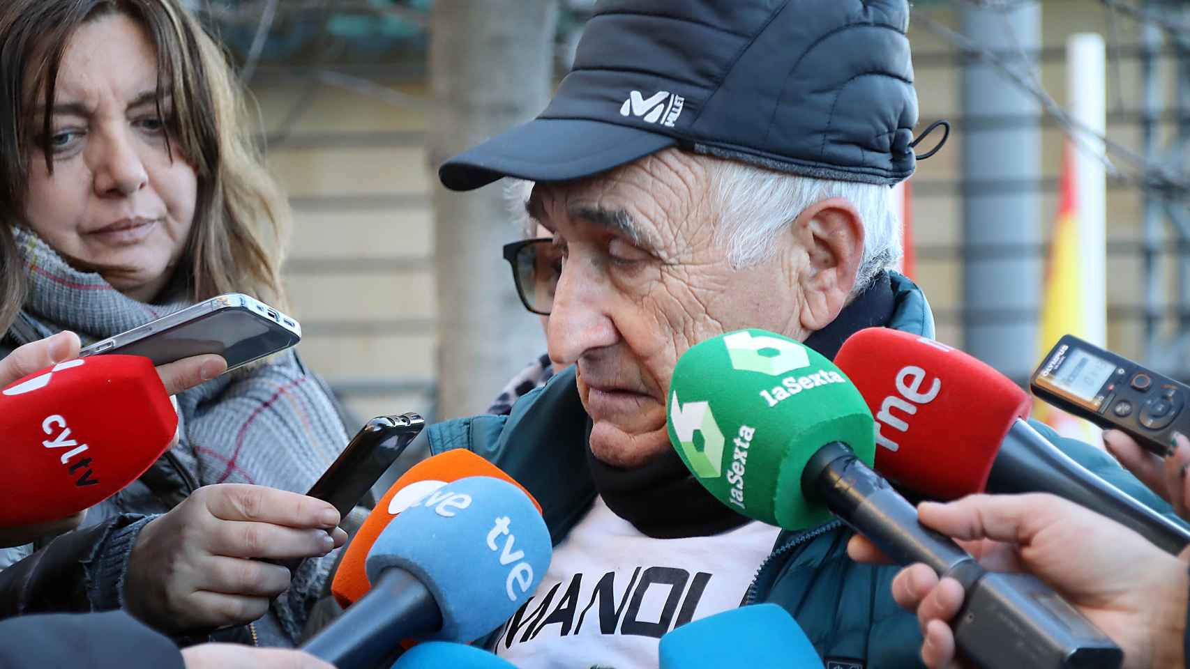 Manuel Moure, padre de uno de los fallecidos, atiende a los medios