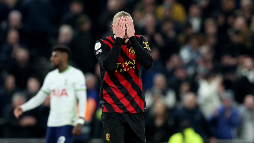 Erling Haaland se lleva las manos a la cara durante la derrota contra el Tottenham