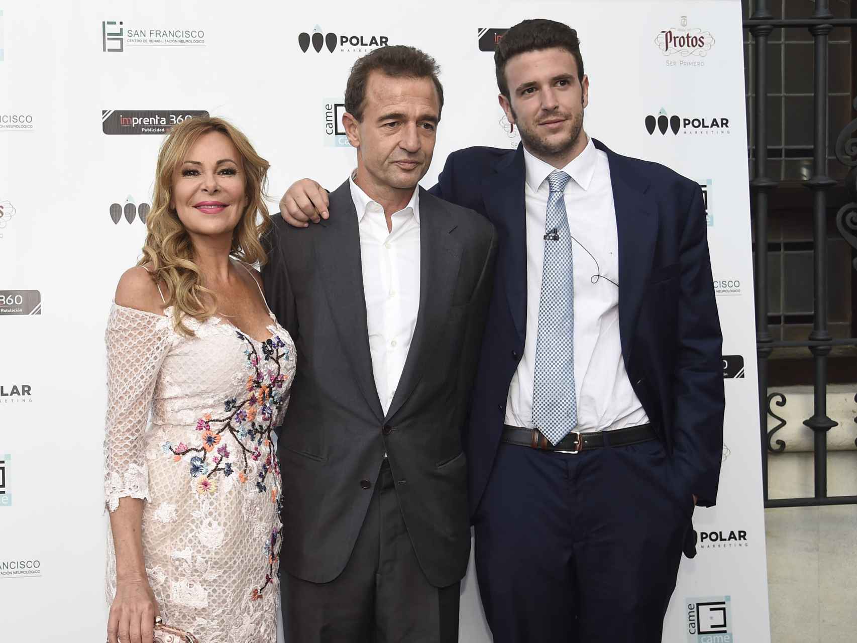 Ana García Obregón junto a su hijo, Álex y el padre de éste, Alessandro Lequio, en un evento en junio de 2016.
