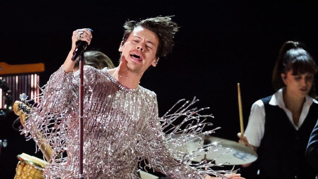 Harry Styles durante su actuación en la gala de los premios Grammy 2023. Foto: Reuters/Mario Anzuoni