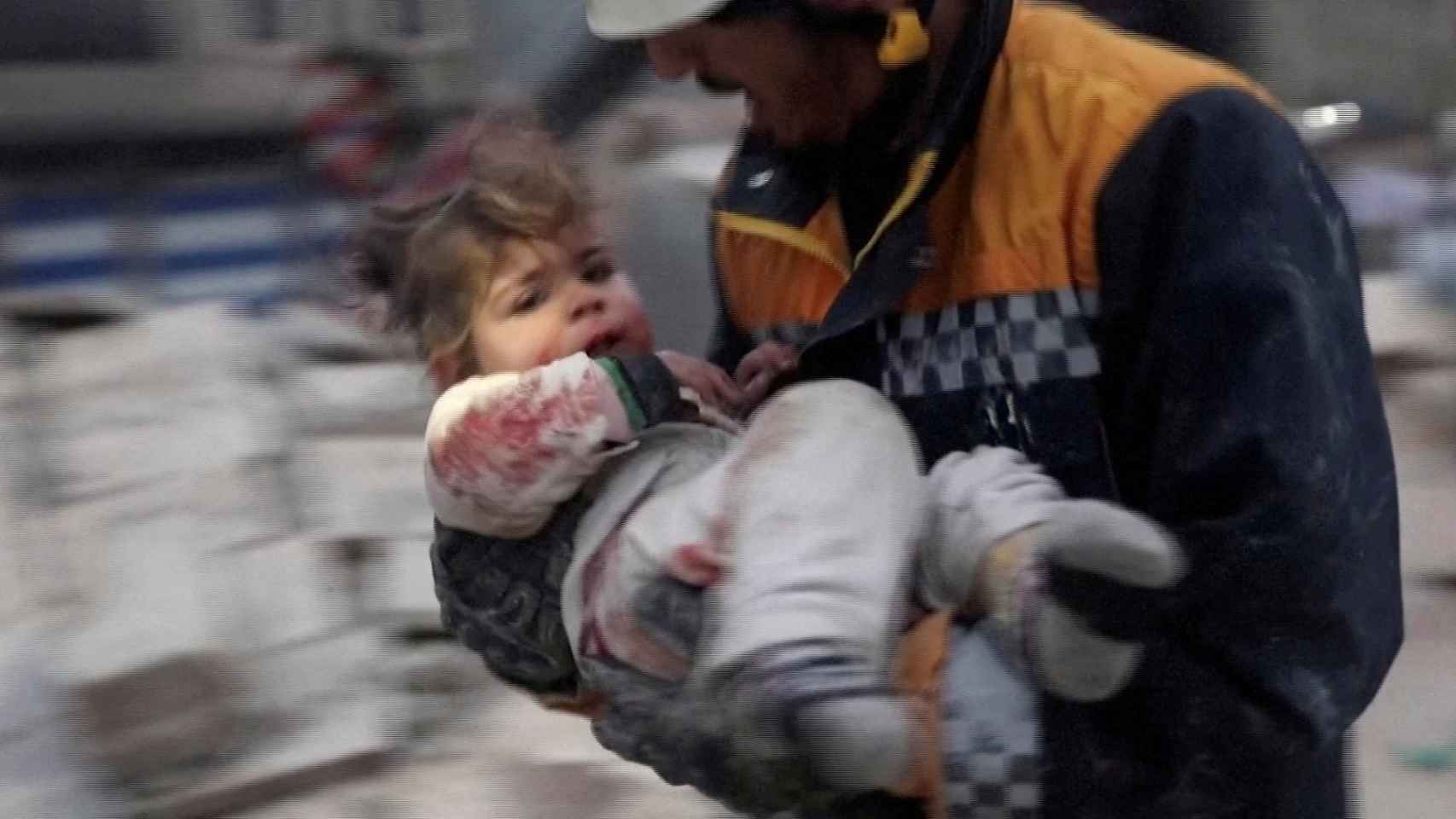 Rescate de una niña en Azaz (Siria).