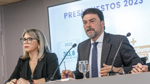 Mari Carmen Sánchez y Luis Barcala, este lunes en una rueda de prensa de presupuestos.