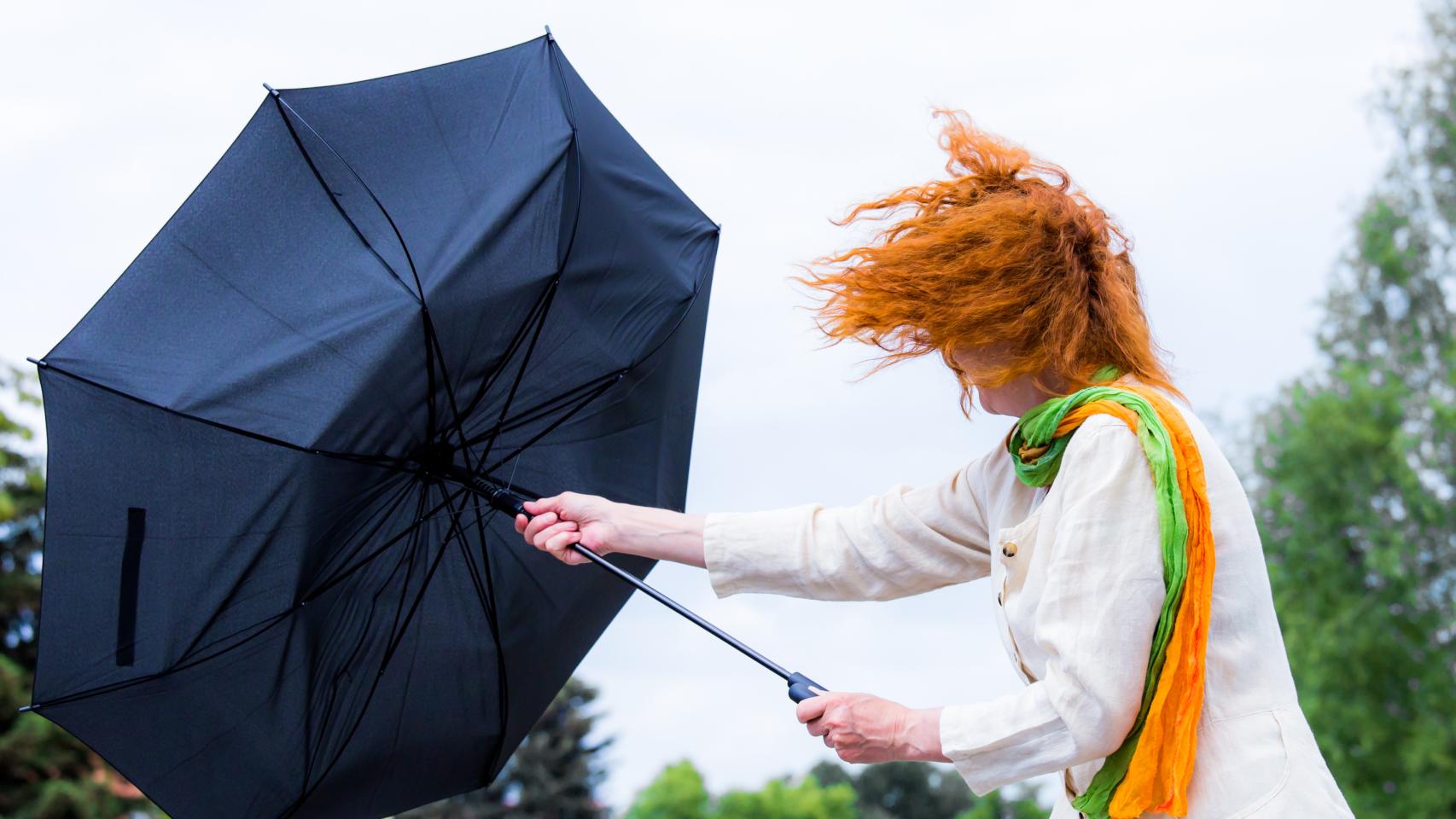 Una persona con un paraguas, en una imagen de archivo.