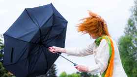 Una persona con un paraguas, en una imagen de archivo.