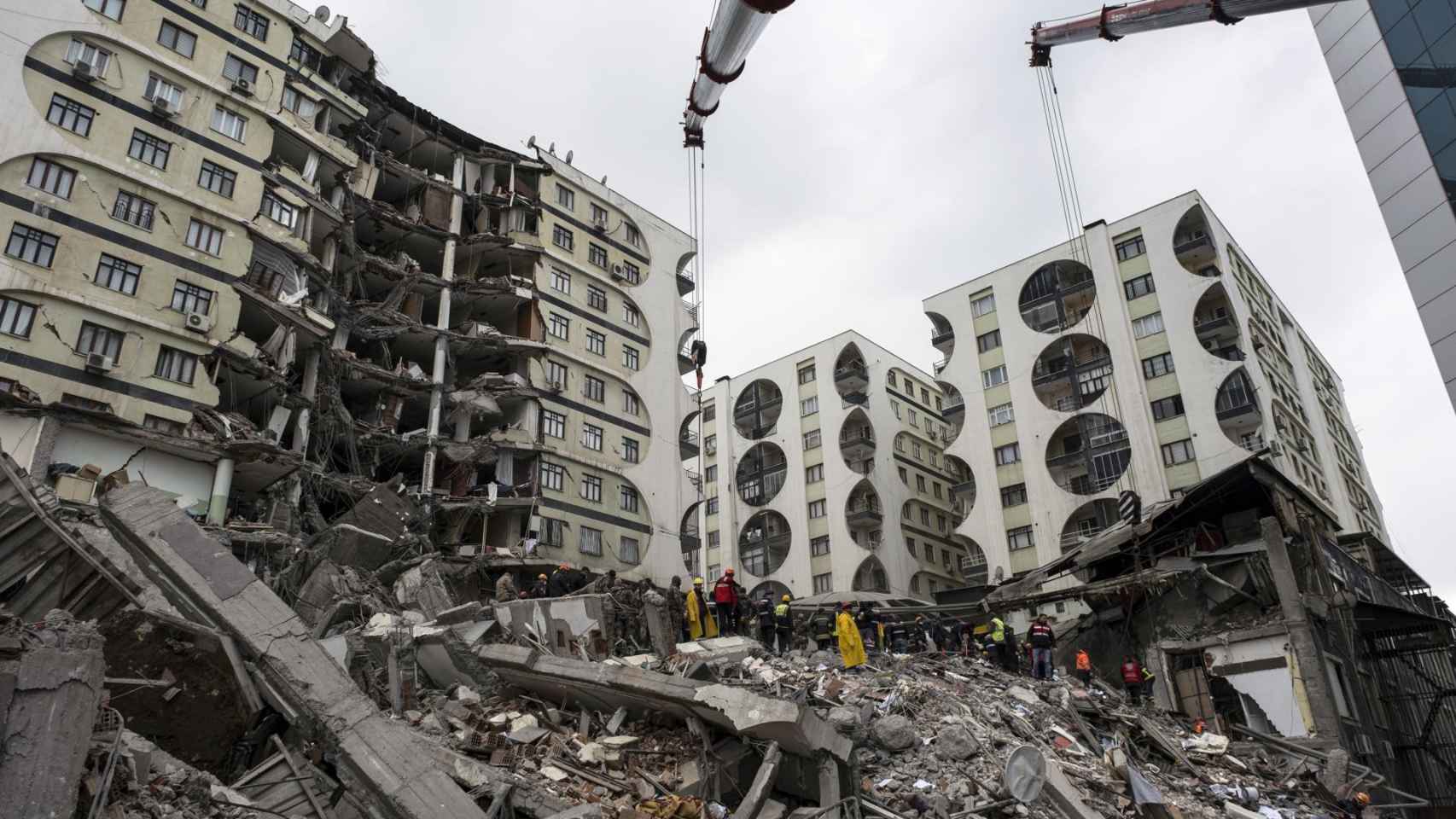 El personal de emergencias busca víctimas en un edificio derruido por el terremoto en Turquía.