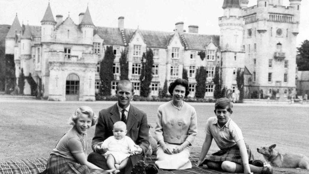 La reina Isabel y el duque de Edimburgo posando con sus hijos frente al castillo de Balmoral en una imagen de 1960.