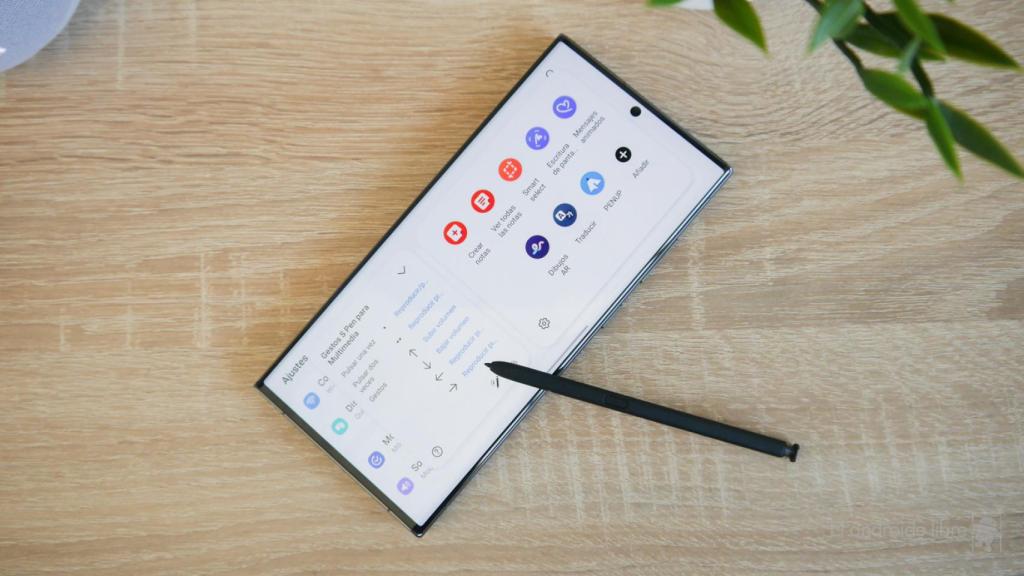 El Samsung Galaxy S23 Ultra cuenta con un lápiz táctil y software adaptado