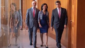 Andrea Orcel, actual CEO de UniCredit, junto a Ana Botín, presidenta de Santander, y José Antonio Álvarez, ex consejero delegado del banco, en el momento del anuncio del italiano como nuevo consejero delegado de la entidad, en el otoño de 2018.