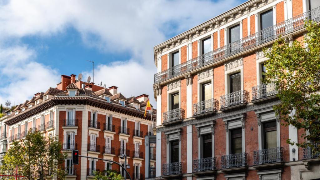 Antiguos edificios residenciales de lujo con balcones en la calle Serrano del barrio de Salamanca en Madrid.