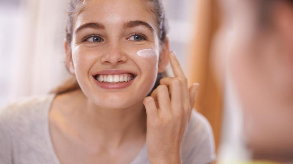 Una mujer, aplicando crema.