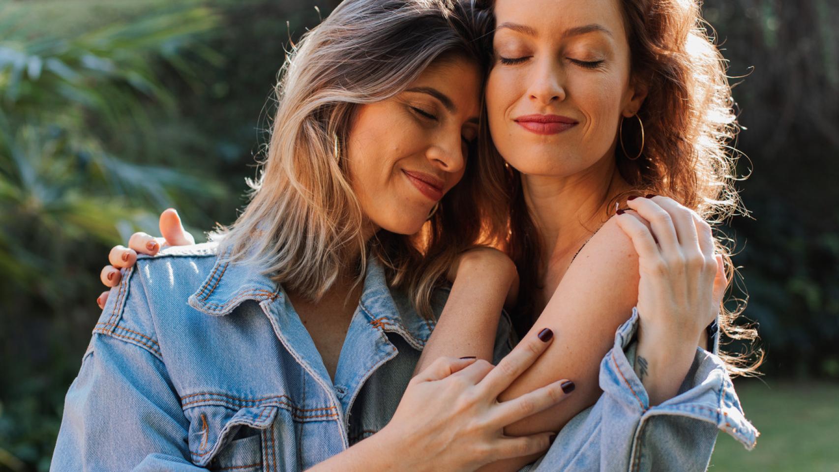 Dos amigas, abrazadas.