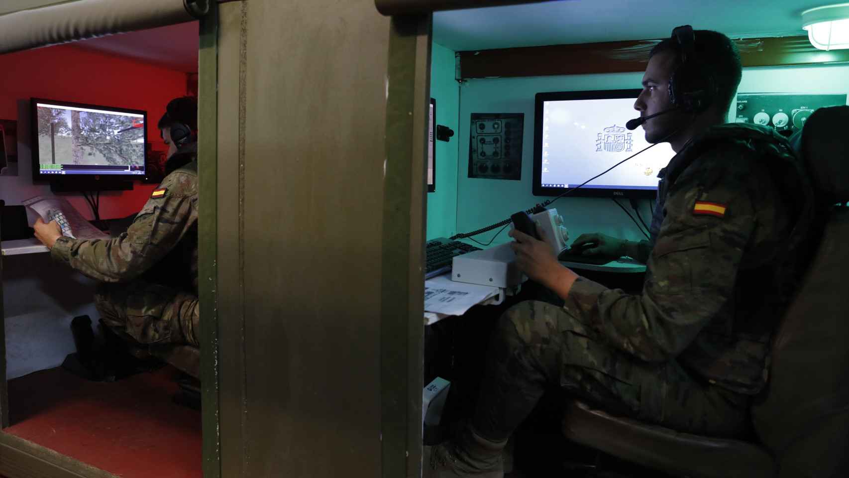 Soldados españoles utilizando el simulador Steel Beasts