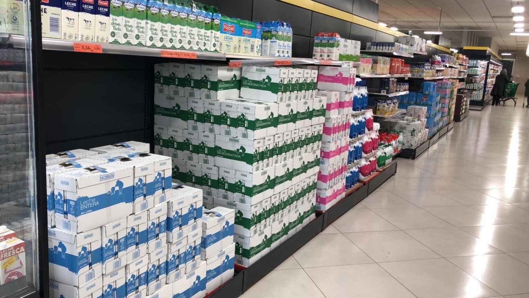 Lineal leche supermercado.