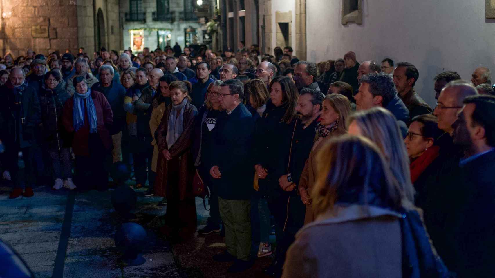 Vecinos de Baiona y representantes políticos guardan un minuto de silencio tras el asesinato machista ocurrido en la localidad.