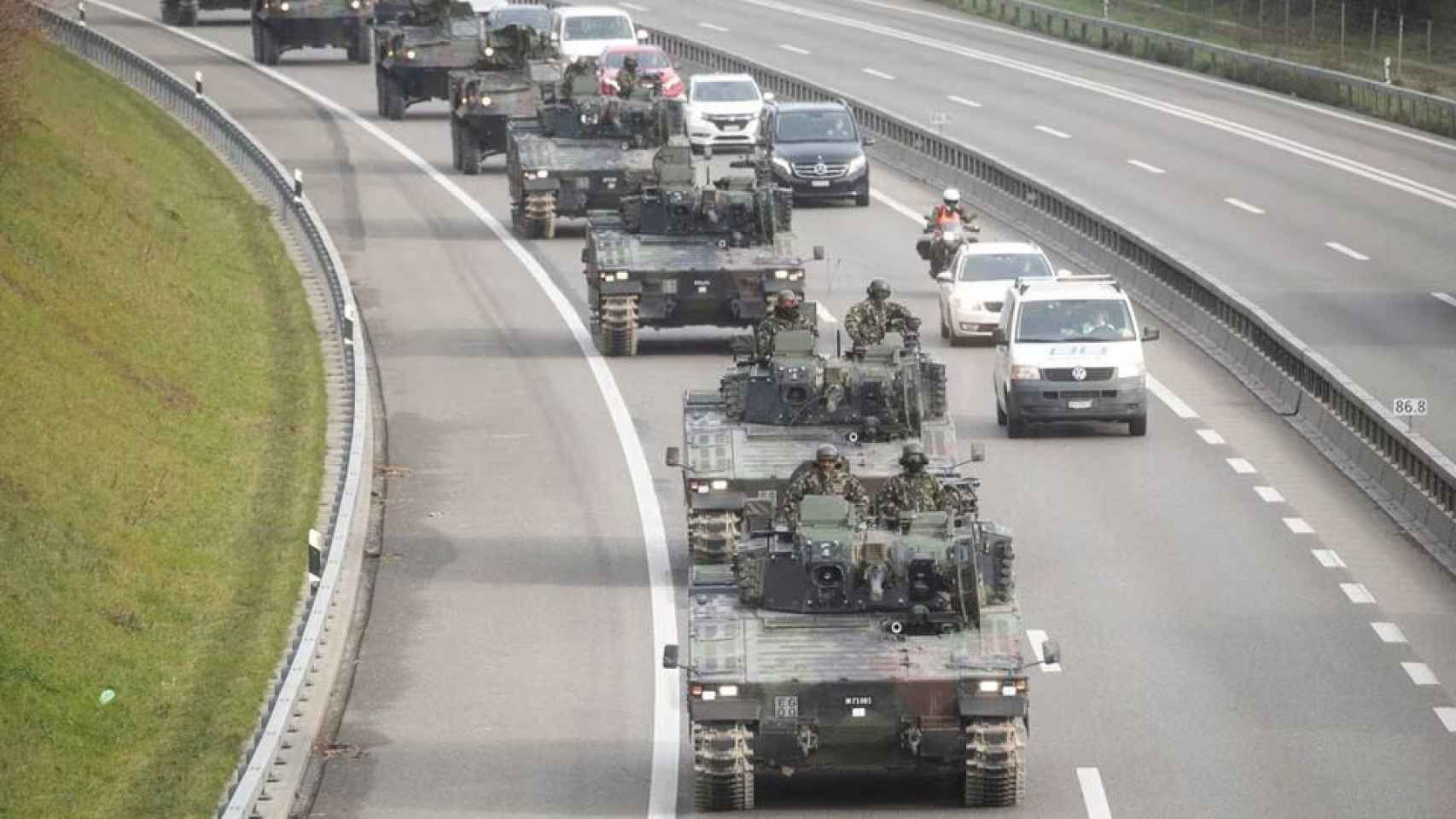 Vehículos blindados del ejército suizo participan en un ejercicio militar cerca de Othmarsingen, Suiza.