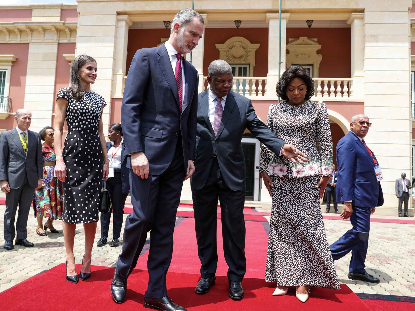 El presidente de Angola indica a Felipe VI dónde debe colocarse para la foto oficial.