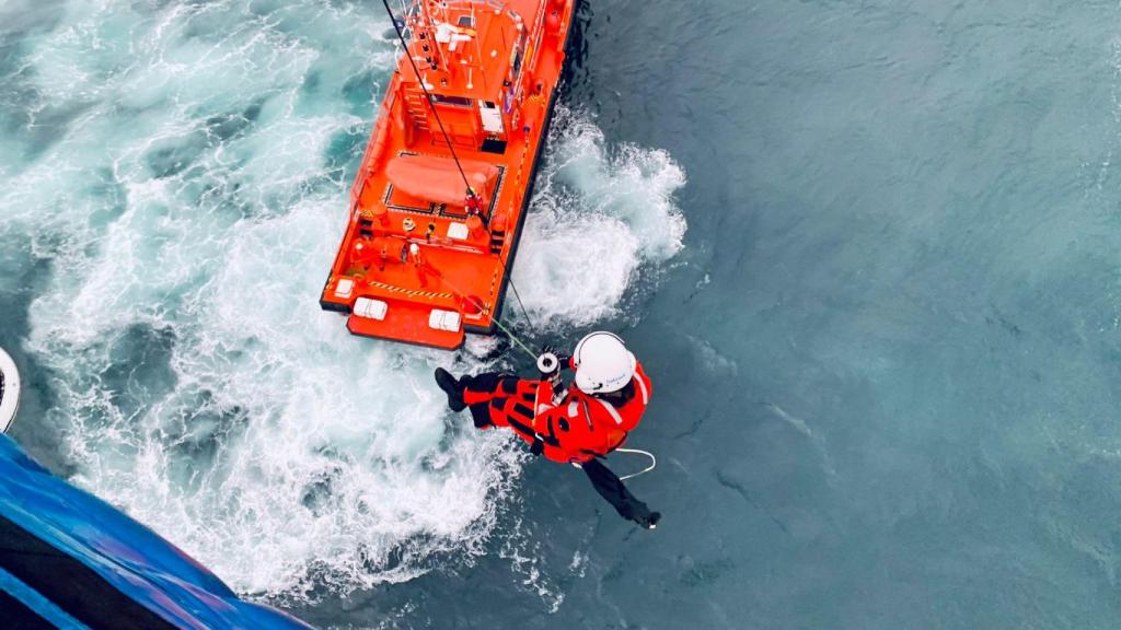 Lucía Eguiluz colgada del cable de su helicóptero haciendo un descenso.