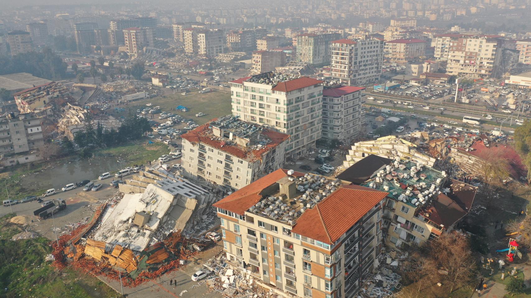 Una vista aérea muestra edificios derrumbados y dañados después del terremoto en Hatay, Turquía.