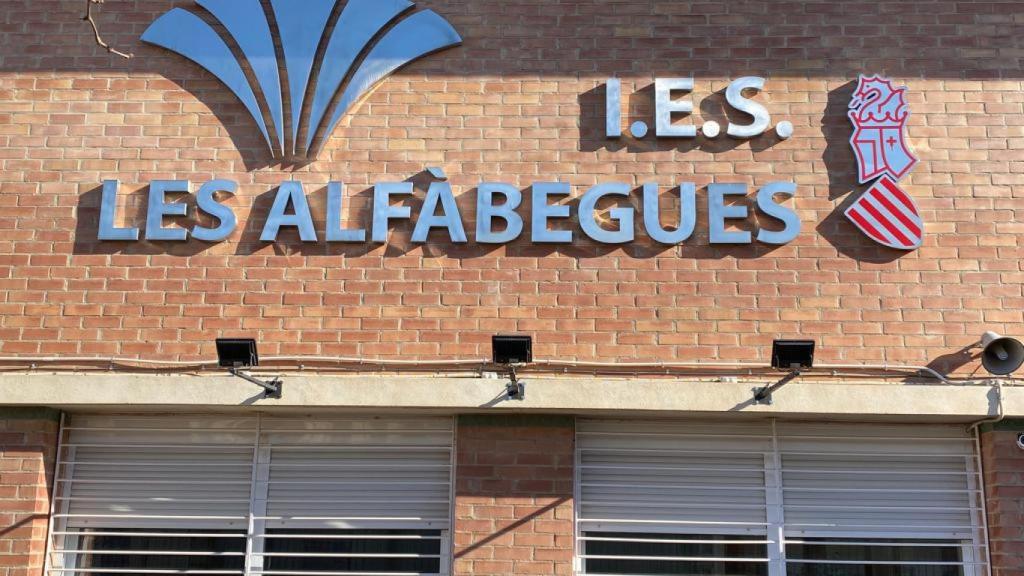 Entrada del IES 'Les Alfàbegues'.