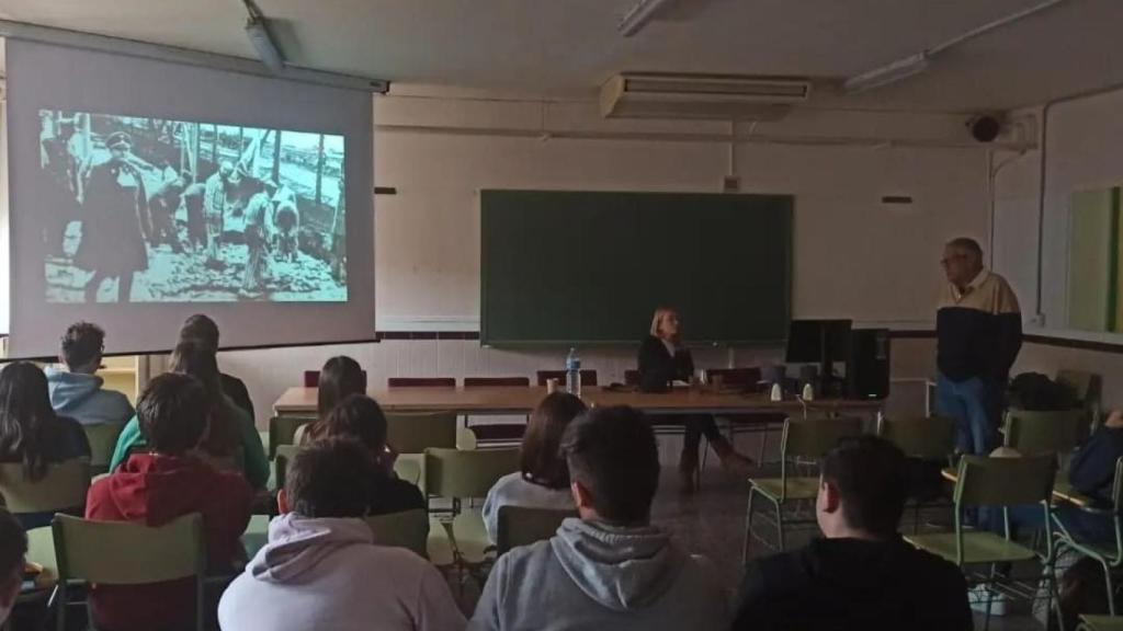 Alumnos del IES 'Les Alfàbegues' durante una clase.