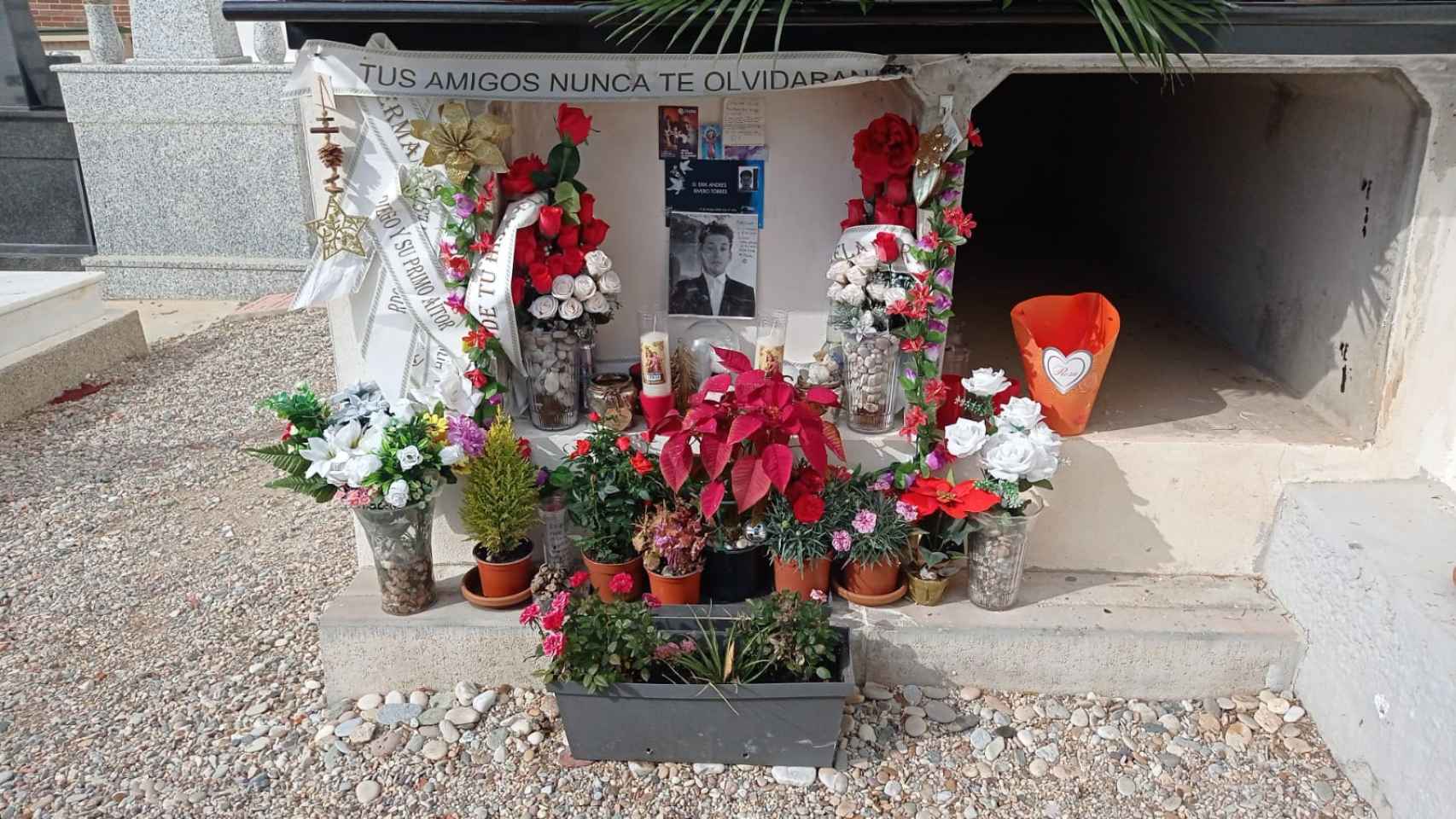 Los amigos de Erick visitan todos los días su tumba para dejarle velas y notas de recuerdo.