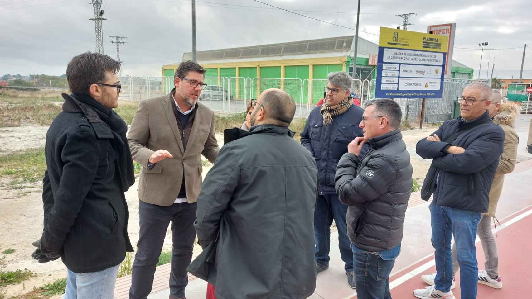 El diputado Javier Gutiérrez en su visita a Novelda.