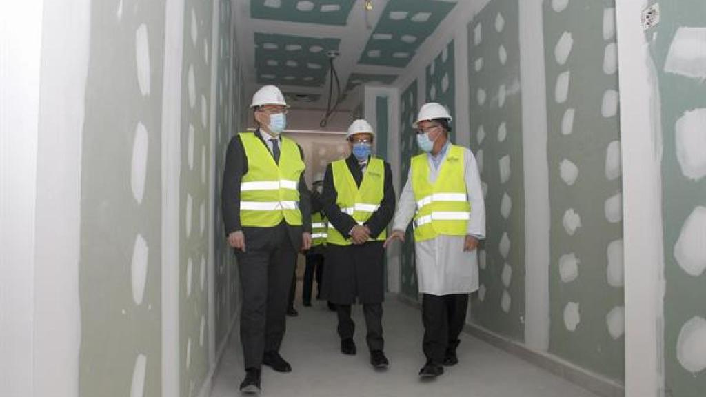 El president de la Generalitat, Ximo Puig (i), junto al conseller de Sanidad Universal y Salud Pública, Miguel Mínguez (c), durante su visita a las obras de ampliación del servicio de Urgencias del General de Alicante.