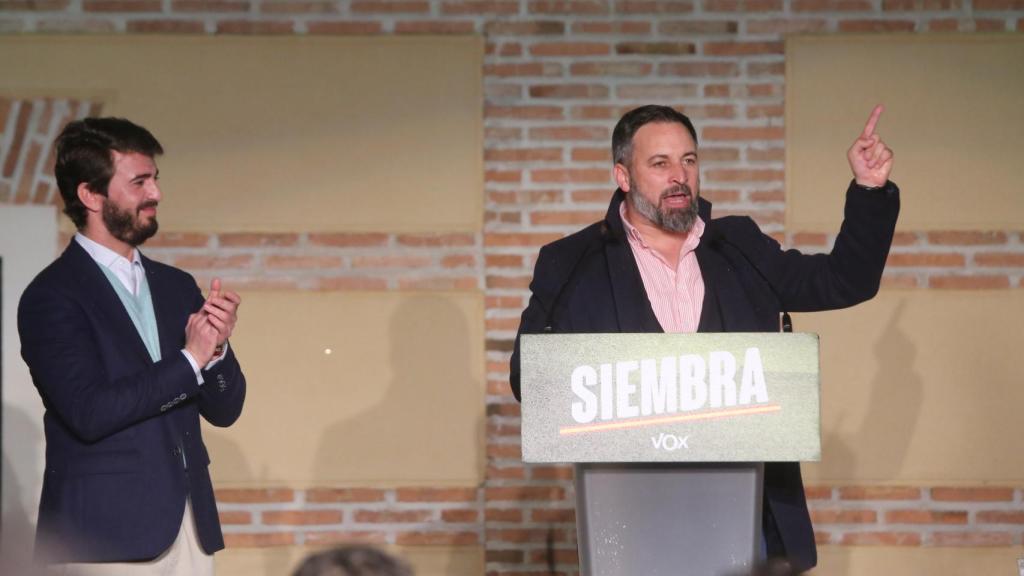 El vicepresidente de la Junta, Juan García-Gallardo, y el líder de Vox, Santiago Abascal, celebran el resultado electoral durante la noche del 13 de febrero, en Valladolid.