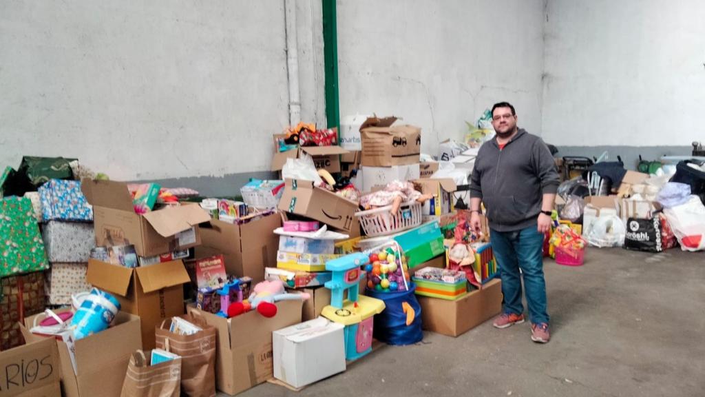 Diego Reglero posa junto al material solidario en la nave que tendrá que abandonar este mes