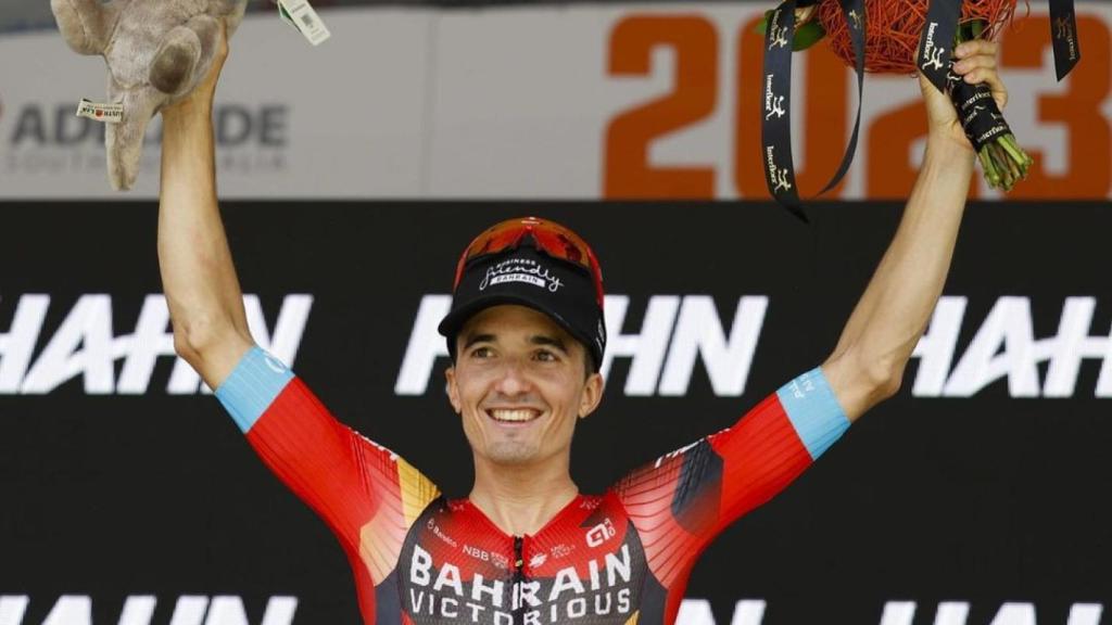Pello Bilbao celebra una victoria en el Tour Down Under 2023