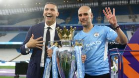 Khaldoon Al Mubarak y Pep Guardiola festejan el último título de la Premier League del Manchester City